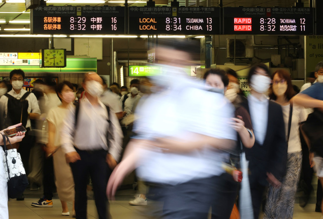 日本東京新宿站非常繁忙，出現推擠就很容易受傷。(圖/達志)