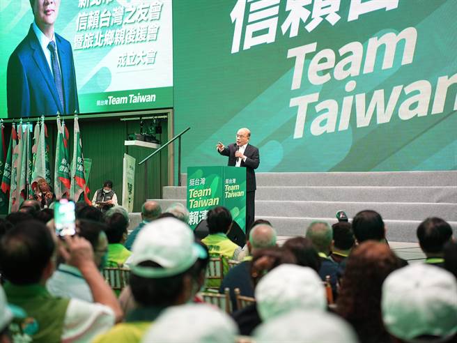 前行政院长苏贞昌致词时细数蔡政府的政策方向，以及中央对新北的补助，同时炮轰国民党总统参选人、新北市长侯友宜一次都没到中央社宅活动，难怪不知道有补助。（黄敬文摄）