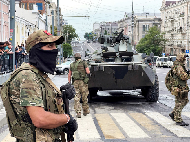 图为24日进入俄罗斯南部大城顿河畔罗斯托夫（Rostov-on-Don）的瓦格纳战车。（图／路透社）