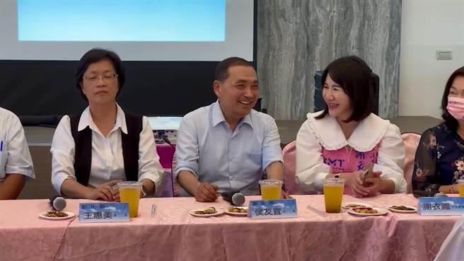 謝衣鳳（右）秀出手機照片，侯友宜（中）看了開懷大笑。（民眾提供／孫英哲彰化傳真）