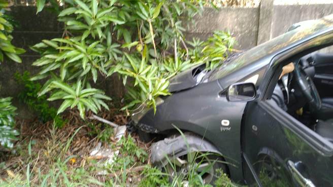 休旅车自撞围墙后卡住，车内2人一度受困，最后车上有5人送医。（嘉县消防局提供∕吕妍庭嘉义传真）