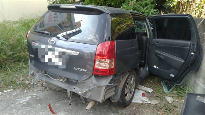 休旅车自撞围墙后卡住，车内2人一度受困，最后车上有5人送医。（嘉县消防局提供∕吕妍庭嘉义传真）