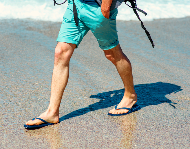日本一名男子在冲绳海边散步时，疑似踩到一个不明物体，担心是未爆地雷，吓得僵在原地2.5小时，好在只是乌龙一场。（示意图／达志影像）
