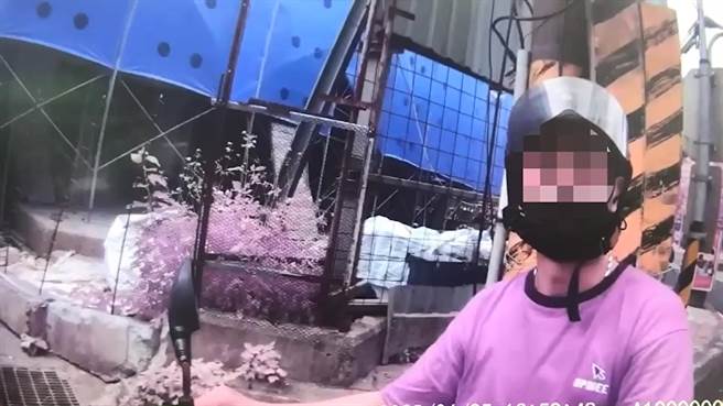 新北市瑞芳區有違停的機車騎士企圖衝撞盤查的員警，遭警方制伏，以妨害公務罪移送法辦。（翻攝照片／張志康新北傳真）