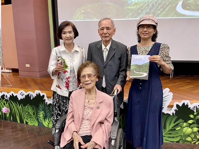 《咏志前行–李英茂老师的生命诗篇章》一书为李英茂（右2）口述，由陈丽莲（右1）整理撰写。（吴佩蓉摄）