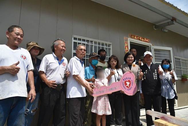 宝岛行善义工团以3周时间为苏小妹（左六）、其祖父、父亲一家3口重建新屋，25日完工入厝，县长张丽善（右四）亲自到场祝福及向志工们致谢。（周丽兰摄）