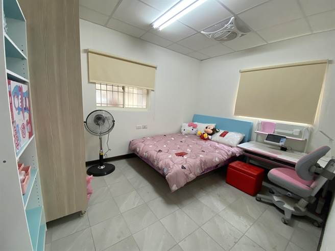 宝岛行善义工团3周来志工们投入200多人次的人力，终于拆除老屋，重建成三房一厅。（周丽兰摄）