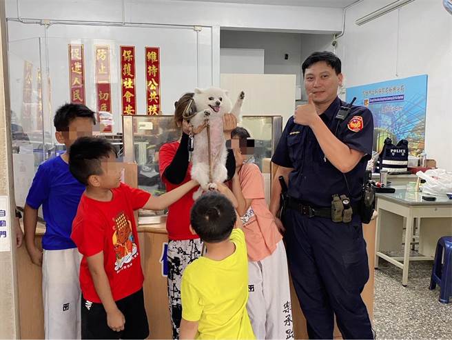 白色博美犬贪玩偷溜出去走失，可爱模样令员警心都融化了。（翻摄照片／崔正纲高雄传真）