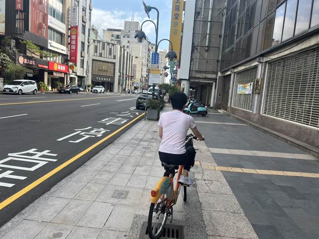 台中市议员陈俞融表示，若市府善加利用路面平坦仪，就能得知哪些道路有重铺的需求。（陈俞融提供／张亦惠台中传真）