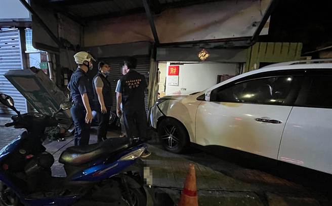 陈男驾车衝撞槟榔摊。（警方提供）