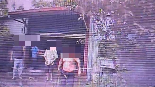 桃园大溪一名男子25日傍晚烤肉点火时，疑操作不慎烧到自己，紧急送医治疗，目前生命徵象稳定。（翻摄照片／蔡明亘桃园传真）