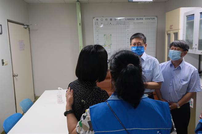 新竹县长杨文科（右二）25日前往林口长庚探视伤者及家属，家属提出诉求，希望获得解决。（新竹县府提供／邱立雅竹县传真）