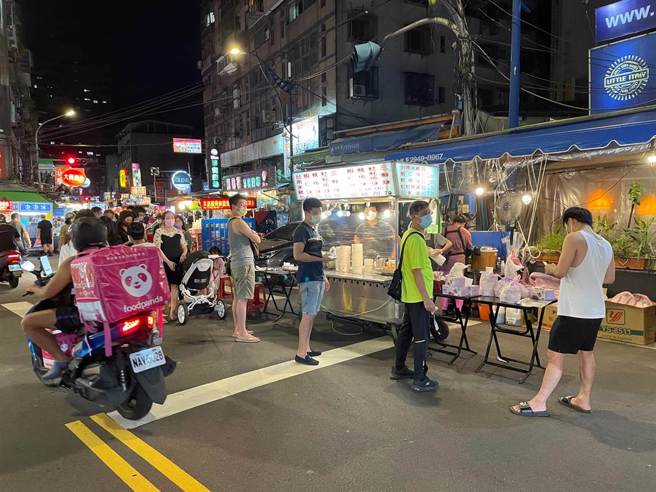 有網友認為永和區規劃不佳過於擁擠，不解房價為何還在新北市排第一。圖為樂華夜市。（示意圖／報系資料照）