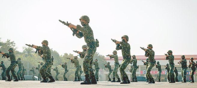 近日教育部与国防部推出「3＋1」方案，让男学生3年读完大学、1年去当兵，不过却引发不少质疑。图为陆军步兵第117旅表演刺枪术。（总统府提供）
