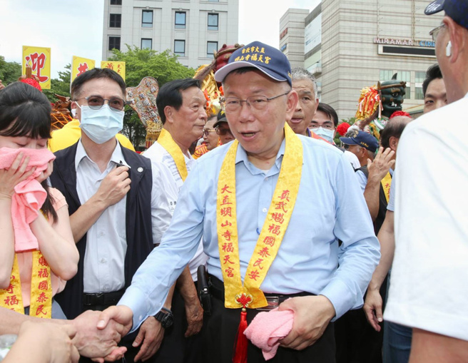 民眾黨總統參選人柯文哲25日出席光大寮聚保宮環島祈安遶境儀式。（王英豪攝）