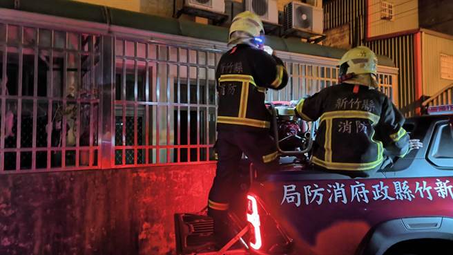 距离竹北气爆发生地不到百公距离的民宅深夜飘出浓浓瓦斯味，消防队员获报后前往救援。（新竹县消防局提供／邱立雅竹县传真）