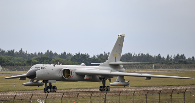 共軍轟-6K轟炸機2021年11月抵達珠海國際航展中心的畫面。（中新社）