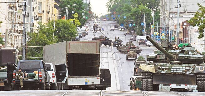 俄国瓦格纳佣兵集团于24日叛乱，俄国南方城市罗斯托夫街头24日出现大批军车和全副武装的军警，甚至有坦克现踪。（摘自推特）