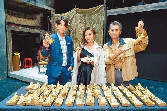 陈乃荣（左起）、丁噹和及王柏森24、25日台南演出音乐剧，送上100颗香肠肉粽。（相信音乐提供）