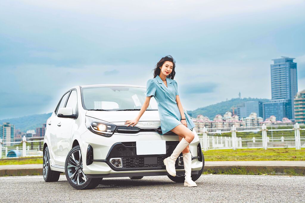 陳華與Kia Picanto Latte Edition合拍，車色為特調「牛奶白」，售價69.5萬元。（石智中攝）

