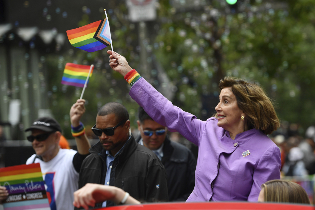 美国前众议院议长裴洛西（Nancy Pelosi）一身淡紫色套装，手中挥舞着彩虹旗，力挺平权。图/美联社(photo:ChinaTimes)