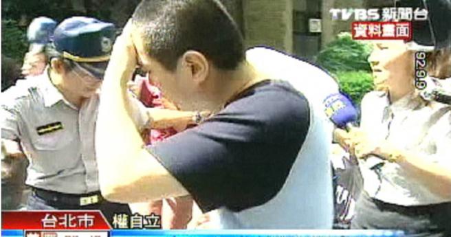 「大猫偷拍案」20年前曾震惊社会，主嫌权自立下药性侵6名少女和女童，还将犯案过程拍成影片贩售。（图／翻摄TVBS新闻）