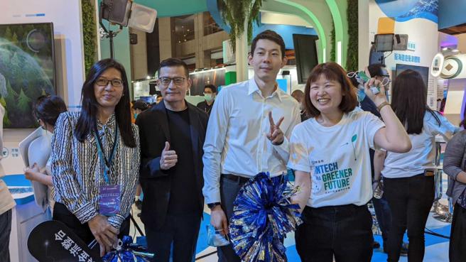 蔡明忠长子、33岁的蔡承道（右二），今年进入富邦产险董事会。（图／翻摄三立新闻网）