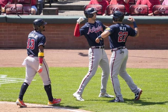 勇士一垒手欧森(中)与队友莱利(右)庆祝全垒打。（美联社）