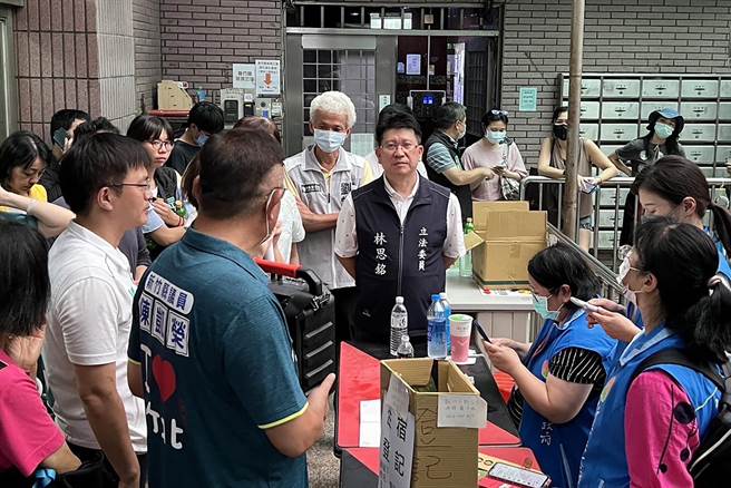 立委林思銘（中）對竹北氣爆案認應修法擴大國家賠償法適用範圍。（林思銘辦公室提供／羅浚濱新竹傳真）