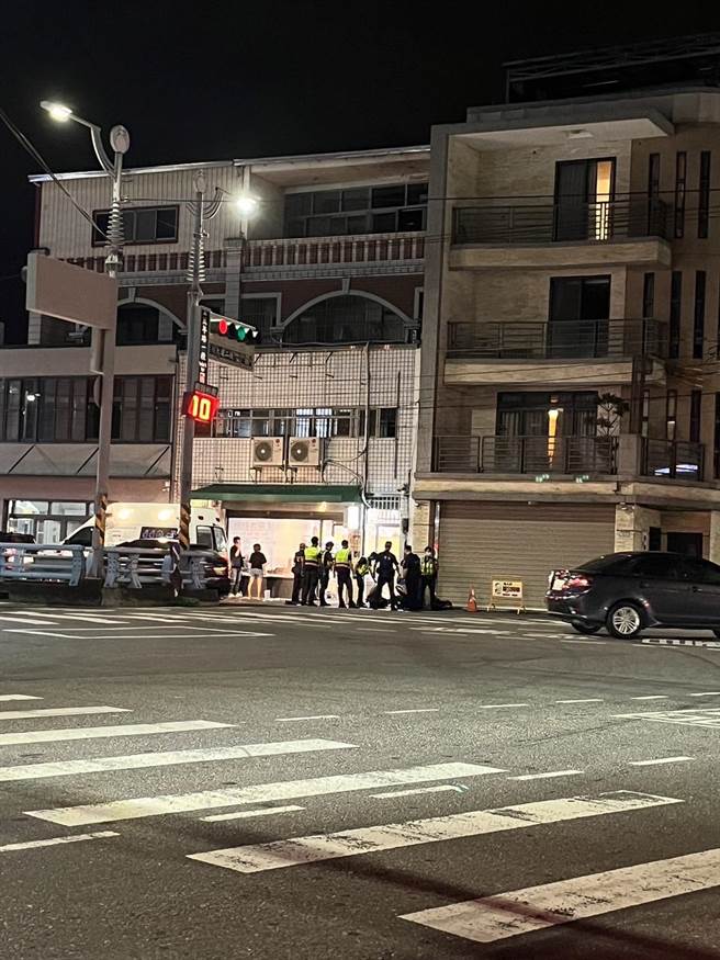 彰化县员林市万年路一段一家宠物店，昨晚遭2名持刀歹徒闯入，对着店内林姓店员一阵猛砍，警方获报火速赶到，将遭砍的店员送医抢救，行凶的歹徒也遭逮送医。(民眾提供／吴建辉彰化传真)