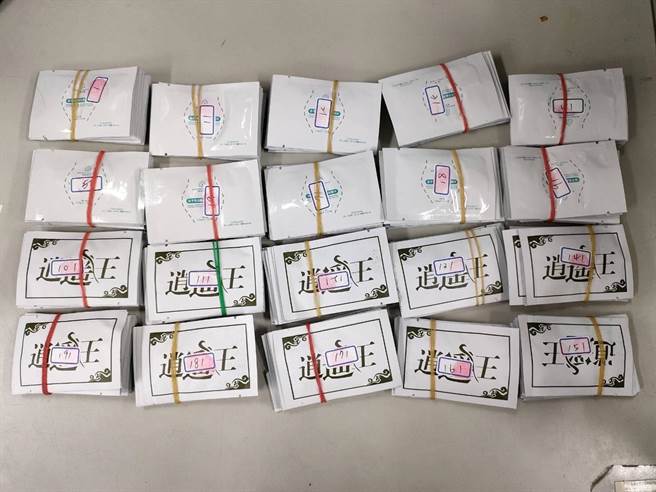 高雄仁武警方于6月22日凌晨在一辆汽车上起出毒品咖啡包一批，数量约200包。（警方提供／林瑞益高雄传真）