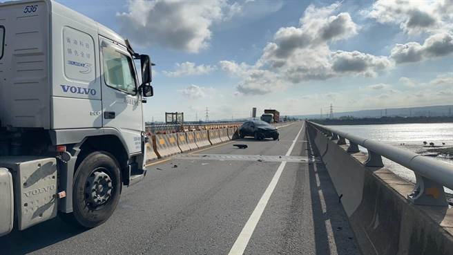 台61線時常有大車通行，不時就有車禍意外發生。(翻攝西濱台61線即時路況群／吳建輝彰化傳真)