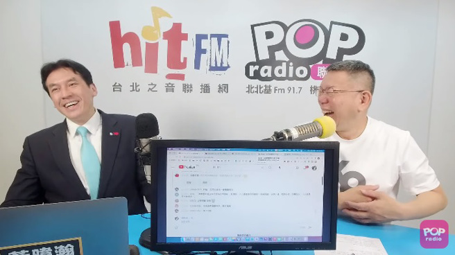 民眾党2024总统参选人柯文哲（右）26日接受媒体人黄暐瀚（左）专访，除透露已想好行政院长人选，更当场挖角黄担任NCC委员。（图／翻摄自POP Radio Youtube）