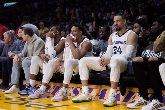 迪昂布鲁克斯(右)胡乱呛声结果就是丢了灰熊工作。(美联社资料照)