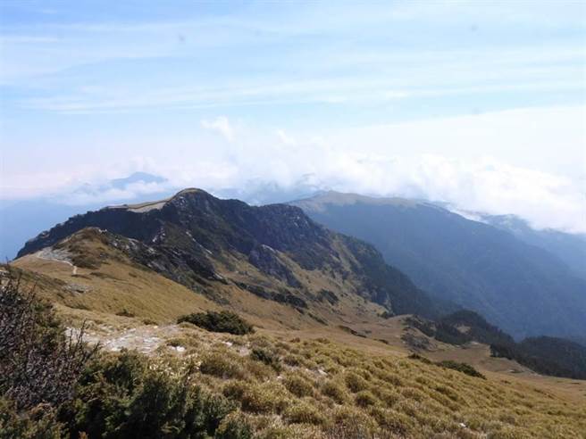 一行7人登山隊伍攀登奇萊東稜路線，其中6人昨天順利下山，卻獨自留下55歲的許姓男山友在沿海林道，搜救隊員獲報後已上山搜救；圖為奇萊東稜路線。（本報資料照片）