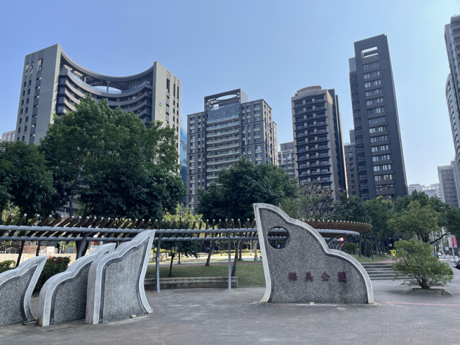 幸福站周边多是屋龄13年以内的新古大楼，街廓整齐。(图/信义房屋提供)