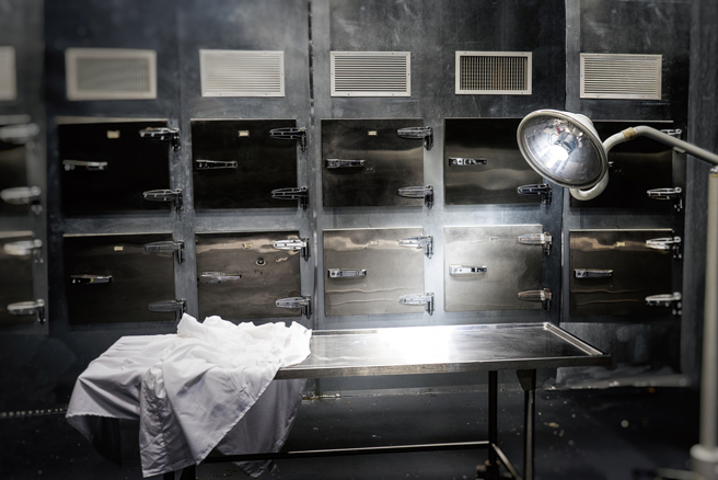 礼仪公司男职员假藉教导新进女职员如何替往生者穿寿衣，在值班室内互相扮往生者，他却趁女方躺下时，称体验往生者被按摩的感觉，直接朝对方指侵。（示意图/shutterstock）