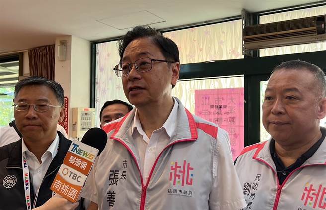 桃园市长张善政（中）今上午出席大溪区访视基层座谈会。（蔡明亘摄）