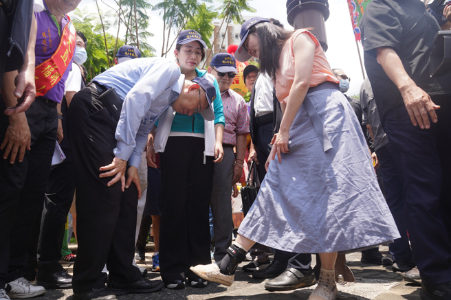 柯文哲昨被媒體捕捉到，多次查看高嘉瑜腳部傷勢的畫面。（圖 / 中央社）