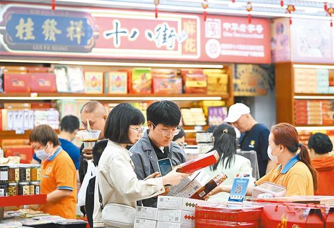 大陆《经济日报》发表评论称，消费能力和信心仍待提升，需完善消费促进政策。（图／新华社）