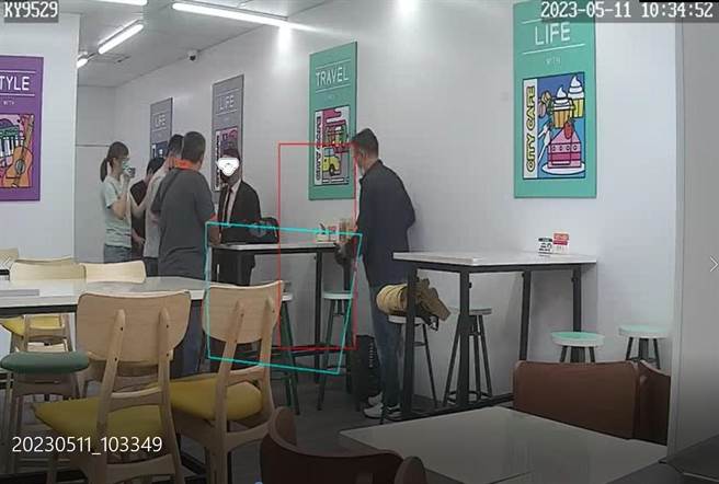 新竹市警一分局員警在詐騙車手出面取款時，將他當場逮捕。（新竹市警一分局提供／陳育賢新竹傳真）