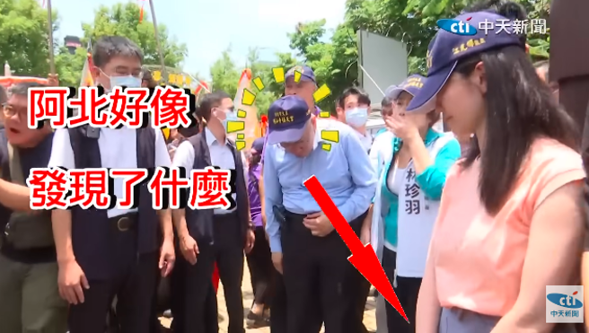 柯文哲（中）關心高嘉瑜（右）的傷勢復原狀況。（圖 / 擷取自中天新聞YouTube）