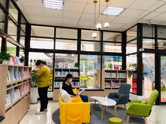 大里就業服務台設閱讀角，提供職涯、自我提升書籍。（台中市文化局提供／陳淑芬台中傳真）