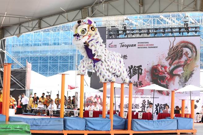 桃园国际龙狮邀请赛于24至25日在桃园阳光剧场圆满完成。（文化局提供／蔡明亘桃园传真）