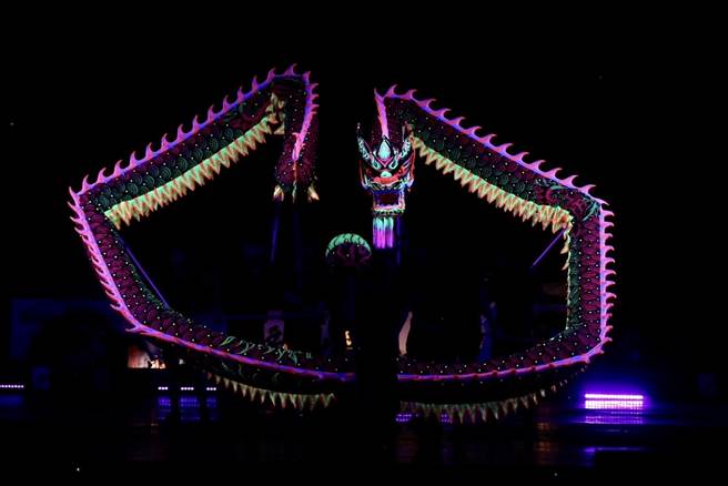 桃园国际龙狮邀请赛的夜光龙项目十分吸睛。（文化局提供／蔡明亘桃园传真）