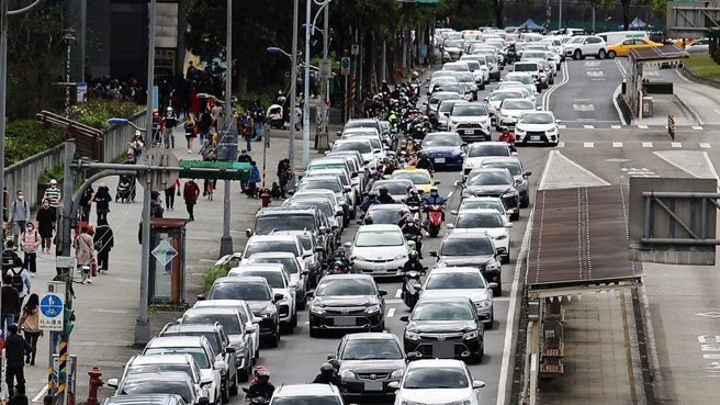 医师黄轩表示，最初的交通号志灯号由红白绿减少到只有红绿。（图／示意图，记者季志翔摄影）