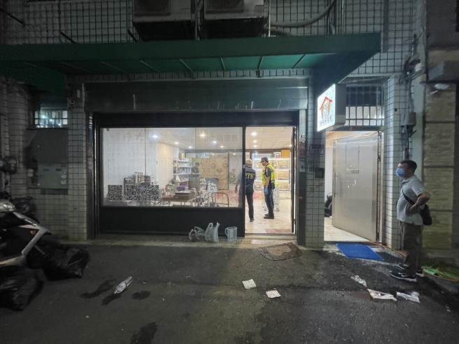 当晚19岁陈姓、张姓少年持刀闯入宠物店，对着25岁的林姓店员一阵猛砍，林姓男子拼命闪躲，但寡不敌眾，混乱中右手臂几乎被砍断，警方获报赶往现场，将挂彩的3人都送医。（民眾提供／吴建辉彰化传真）