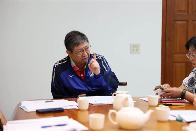 杨文科24日晚从日本赶免召开紧急会议，澄清并未隐瞒行程。（新竹县政府提 供／罗浚滨新竹传真）