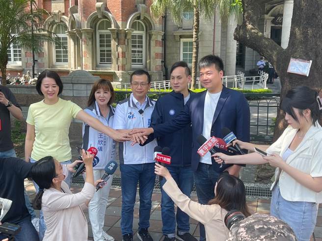 罗智强成立「反贪腐监察院」，今赴监院告发调查余正煌的监委高涌诚滥用职权，他今也宣布，反贪腐监察院的第二告，就是告发农委会主委陈吉仲。（李奇叡摄）