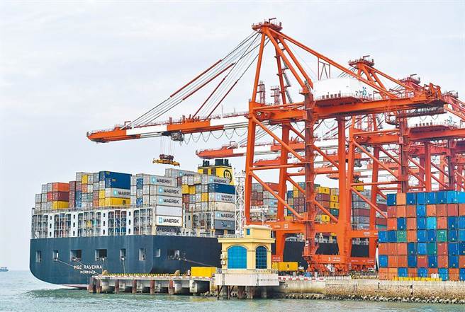 图为深圳蛇口港货柜装卸。（图／新华社）